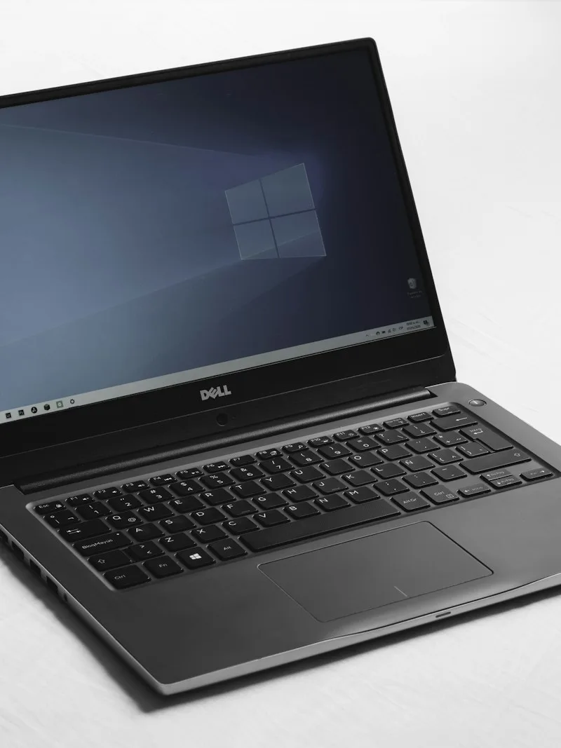 Noutbuk WorkBook 15 i7 16GB